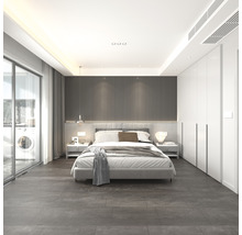 Modernes Schlafzimmer mit Bett, Nachttischen und Schiebetüren