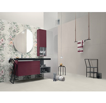 Helles Badezimmer mit Waschtisch, Spiegel, Schrank und floraler Wandgestaltung für eine freundliche Atmosphäre.