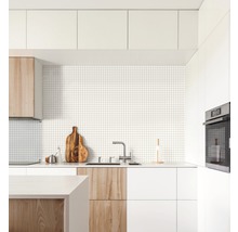 Helle Küche mit Mosaikfliesen, Spüle, Armatur und Holzakzenten für ein modernes Küchendesign.