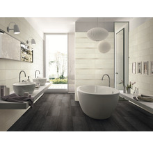 Helles Badezimmer mit Doppelwaschtisch, Badewanne und dunklem Holzboden