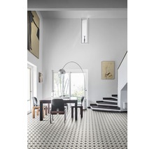 Helles Wohnzimmer mit Esstisch, Stühlen und Fliesenboden mit Sternmuster