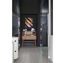 Flur mit Vintage-Sekretär, Mosaikfliesen und Kunst an der Wand