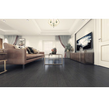 Wohnzimmer mit Sofa, Couchtisch, Kommode, Fernseher und Holzfußboden