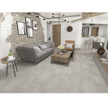 Wohnzimmer mit Sofa, Couchtisch und Fliesenboden