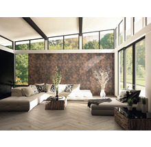 Heller Wohnraum mit großer Fensterfront, Couchgarnitur und Dekorationen.