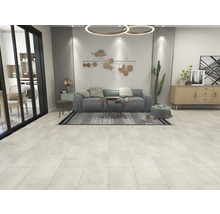 Wohnzimmer mit Sofa, Tisch, Kommode und Dekorationen, das ein helles und organisiertes Ambiente bietet.