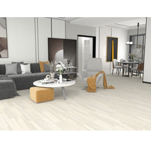 Heller Wohnraum mit Sofa, Sessel und Esstisch auf Holzboden