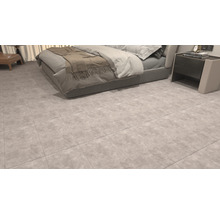 Bodenfliesen in einem Schlafzimmer mit Bett und Nachttisch