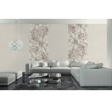 Wohnzimmer mit Sofa, Couchtisch, Deckenleuchte und Wandfliesen mit Blumenmuster