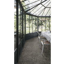 Wintergarten mit Glaswänden und -dach, Esstisch und Stühlen