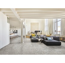 Heller Wohnraum mit Küchenbereich, Sitzecke und Bodenfliesen