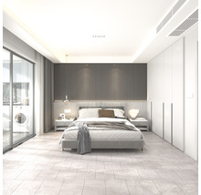 Helles Schlafzimmer mit Doppelbett, Nachttischen und Kleiderschrank