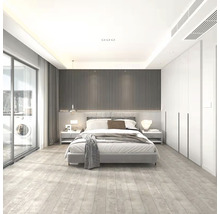 Helles Schlafzimmer mit Bett, Nachttischen und Kleiderschrank