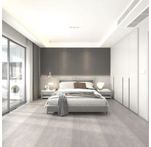 Helles Schlafzimmer mit Bett, Nachttischen, Schrank und Fenster