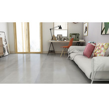 Heller Raum mit grauem Boden, Sofa, Schreibtisch und Fenster