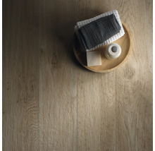 Badezimmerboden mit Holzmuster und Holztablett mit Handtüchern, Seife und Lotion