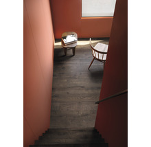 Szene mit Treppe, Holzfußboden und Möbeln