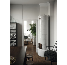 Innenraumansicht mit Kaminofen, Stühlen und Regalen für ein gemütliches Ambiente