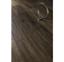 Nahaufnahme von Laminatboden in Holzoptik mit Dekorationsgegenstand.