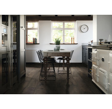 Helle Küche mit Holzboden, Esstisch und Stühlen