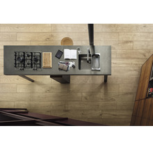 Ansicht von oben einer Küche mit Kochfeld, Spüle und Holzboden