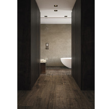 Badezimmer mit dunklem Holzboden, Badewanne und Dusche