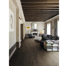 Helles Wohnzimmer mit Holzbalkendecke, Parkettboden, Kamin und moderner Einrichtung