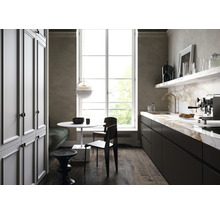 Küchenszene mit Esstisch, Stühlen und Küchenzeile mit Marmorarbeitsplatte