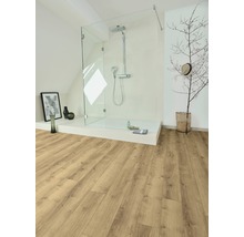 Badezimmer mit ebenerdiger Dusche und Holzboden