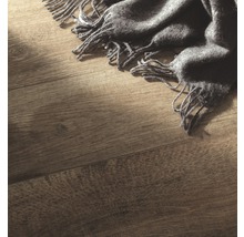 Holzboden mit einer grauen Decke