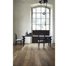 Esszimmer mit Holzboden, Tisch und Stühlen