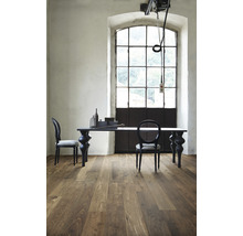 Innenraum mit Holzboden, Esstisch und zwei Stühlen vor einem großen Fenster