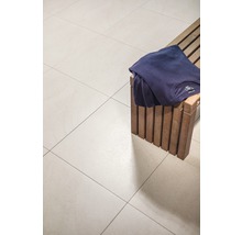 Bodenfliesen und Holzbank mit T-Shirt