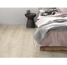 Heller Laminatboden in einem Schlafzimmer mit Bett und Nachttisch