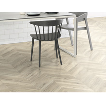 Innenraum mit verlegtem Vinylboden in Fischgrätenmuster, Stühlen und Tisch