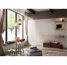 Wohnraum mit Fliesenboden, Fensterplatz, Teppich und dekorativen Elementen