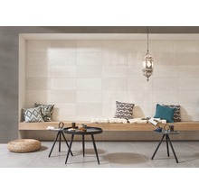 Wohnraum mit Wandfliesen, Sitzbank und dekorativer Lampe