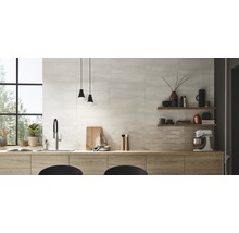 Helle Küche mit Wandfliesen, Holzarbeitsplatte und Dekoration