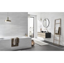 Modernes Badezimmer mit Badewanne, Waschtisch, Spiegel und Handtuchleiter