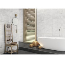 Badezimmer mit Badewanne, Fliesen und Holzjalousien