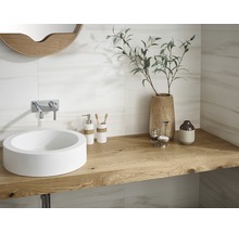 Badezimmerwaschtisch mit rundem Aufsatzwaschbecken, Armatur, Spiegel und Dekorationen auf einer Holzplatte.