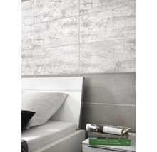 Wandgestaltung mit Fliesen im Schlafzimmer mit Bett und Nachttisch