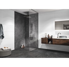 Modernes Badezimmer mit Dusche, Waschtisch und grauen Bodenfliesen