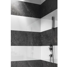 Badezimmer-Ecke mit horizontal gestreiften Wandfliesen und Duscharmatur