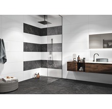 Badezimmer mit Dusche, Waschbeckenunterschrank und horizontal gestreiften Wandfliesen