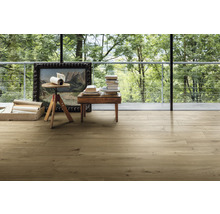 Holzboden in einem Zimmer mit Bücherstapeln und einem Gemälde