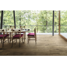 Heller Raum mit Holzboden, Esstisch und Aussicht auf die Natur