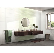 Modernes Badezimmer mit weißen Wandfliesen, Waschtisch und Spiegel