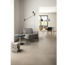 Modernes Wohnzimmer mit Fliesenboden, Sessel und Esstisch