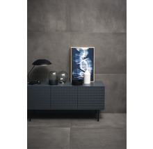 Modernes Interieur mit grauen Fliesen, Sideboard, Lampe und Dekoration